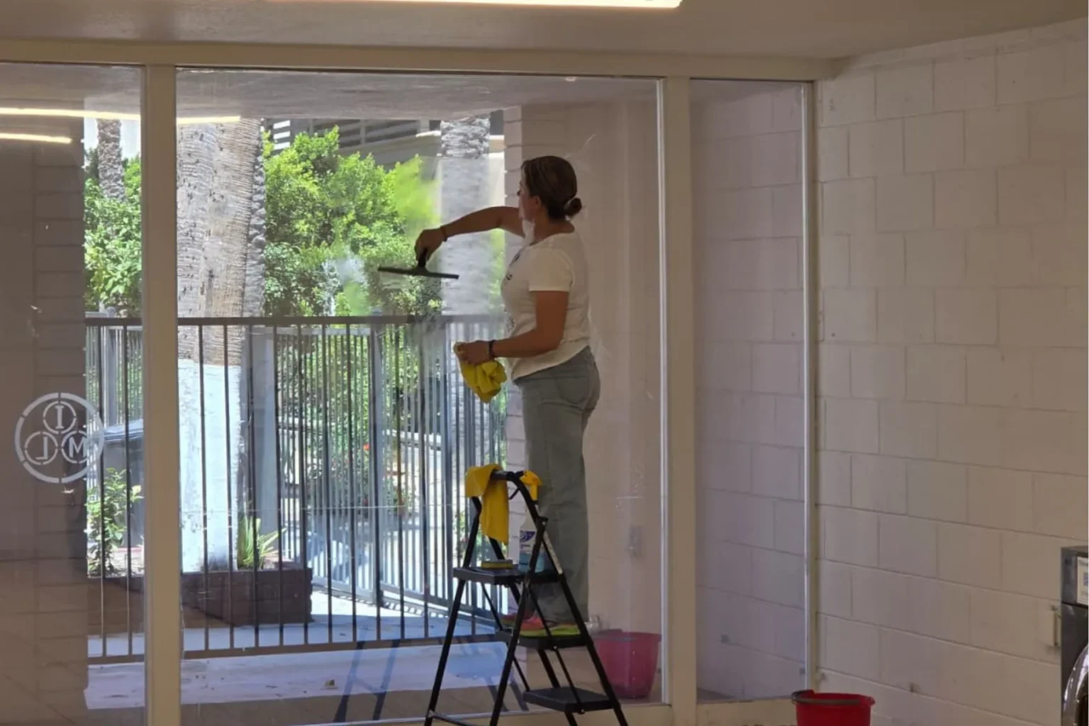 Residential window washing in Palm Desert